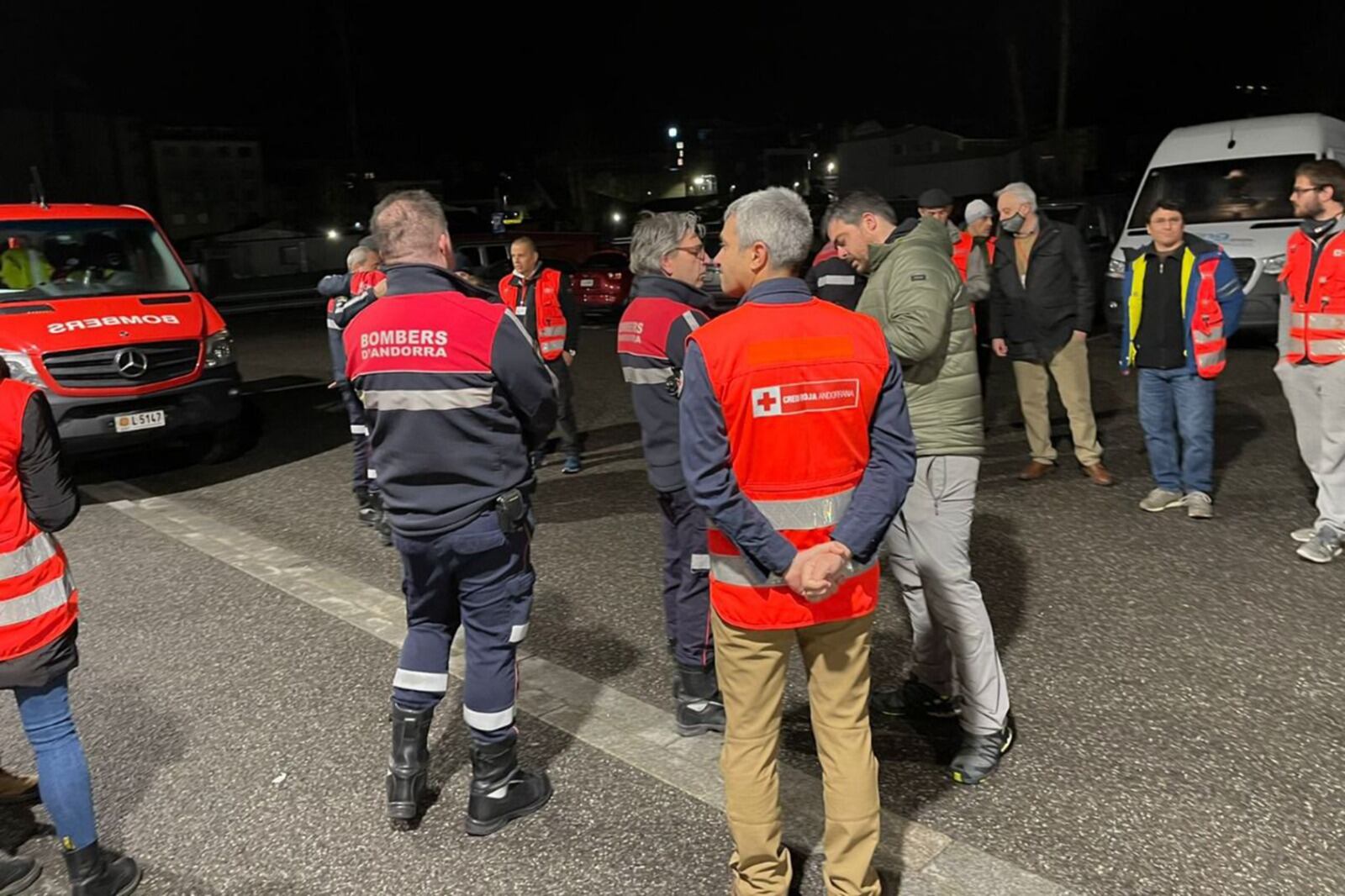Voluntaris de la Creu Roja Andorrana i dels Bombers abans de sortir cap a Ucraïna.