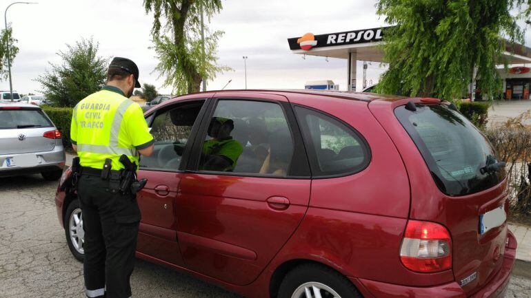 Un agente de la Guardia Civil en una imagen de archivo durante un control en la A-31 a la altura de La Gineta (Albacete)