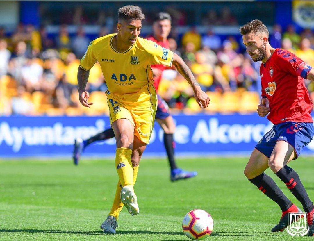 Jugada entre el Alcorcón y Osasuna