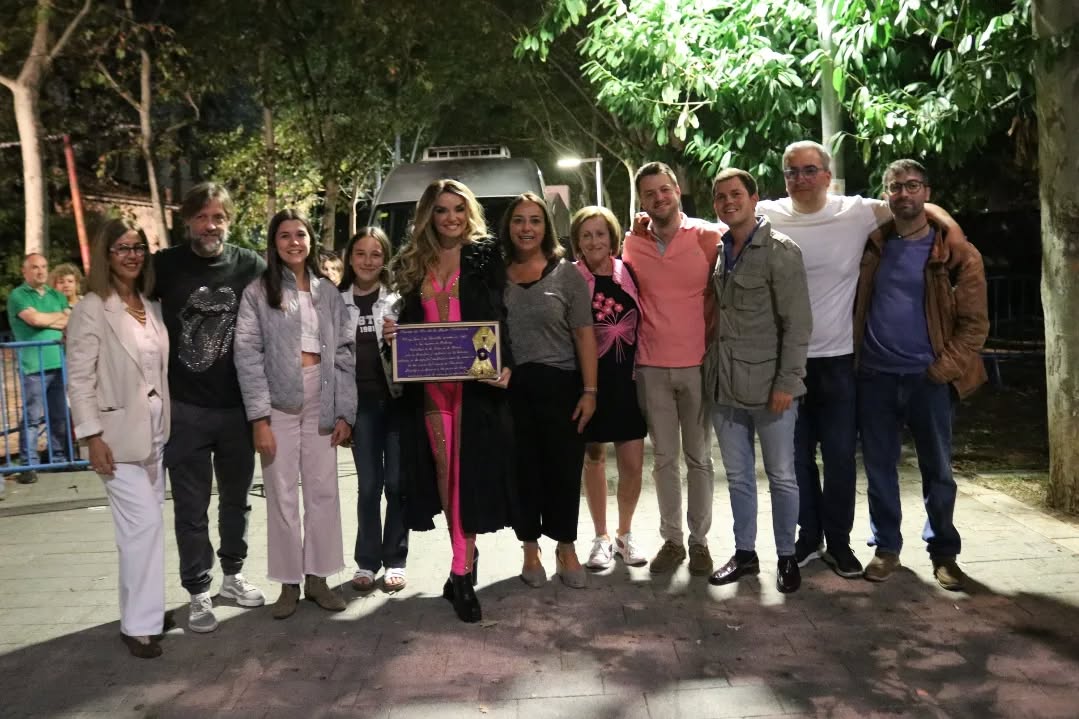 Melody recibió el obsequio alusivo a la Mujer Palentina