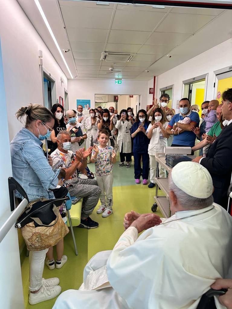 El papa Francisco visitó este jueves el departamento de oncología y neurocirugía pedriática del hospital Gemelli de Roma