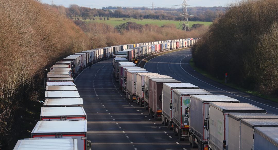 Camiones alineados en la M20 cerca de Ashford, Kent, donde cientos de viajeros pasaron el día de Navidad mientras esperaban para reanudar su viaje hacia el puerto de Dover