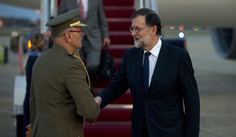 Imagen facilitada por Presidencia del Gobierno, de la llegada del jefe del Gobierno español Mariano Rajoy (d) a Washington, para entrevistarse con el presidente de Estados Unidos, Donald Trump