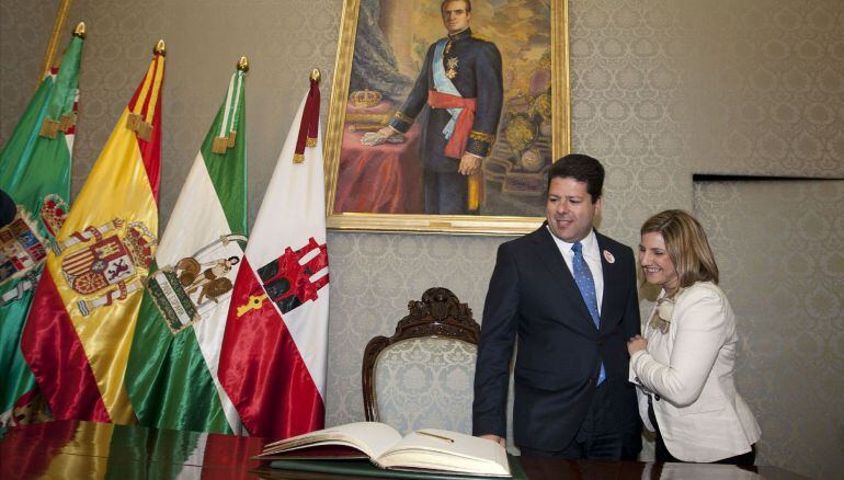 Fabián Picardo, junto con la presidenta de la Diputación, Irene García