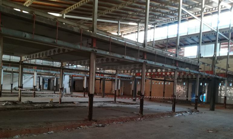 Interior del mercado de frutas y verduras de Linares.