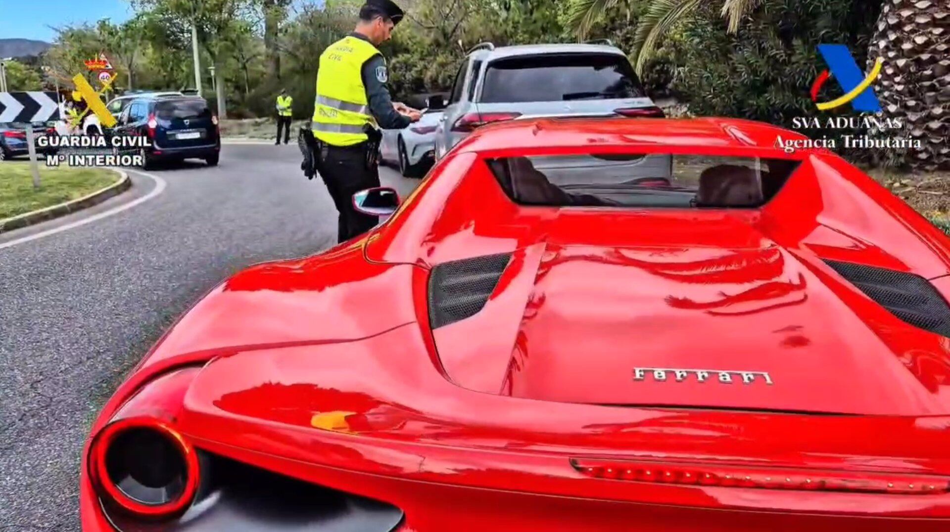 22/05/2025 Guardia Civil y Agencia Tributaria llevan a cabo una campaña de control de importación de vehículos..
La Guardia Civil y la Agencia Tributaria han detectado hasta 166 irregularidades en más de 1.000 actuaciones en el marco de la operación Filtrocar en Baleares por posibles fraudes en la importación de vehículos.
SOCIEDAD
GUARDIA CIVIL