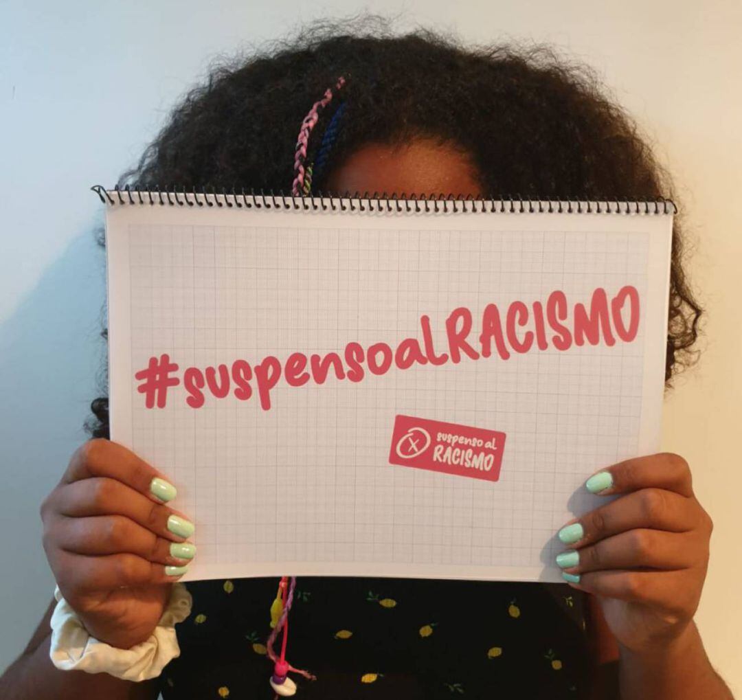 Camila, en una foto de apoyo a la campaña #suspensoalRACISMO iniciada por su familia