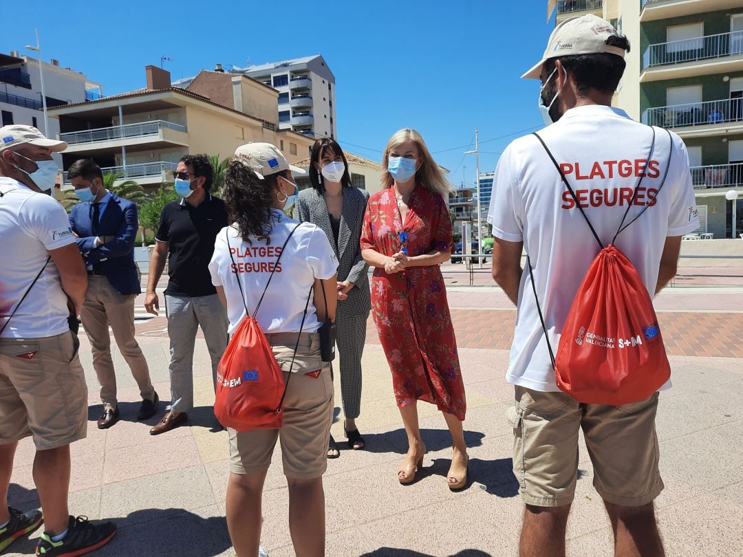 Los mil auxiliares de playa empezaron a trabajar en el mes de julio y han informado de todas las medidas para prevenir contagios en las playas valencianas
