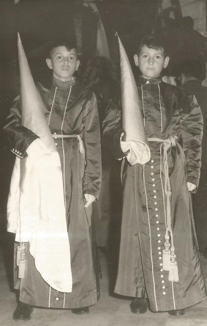 Juan Rivera en una de las primeras ocasiones que se revistió con el hábito de su Hermandad. Foto Archivo Juan Rivera.