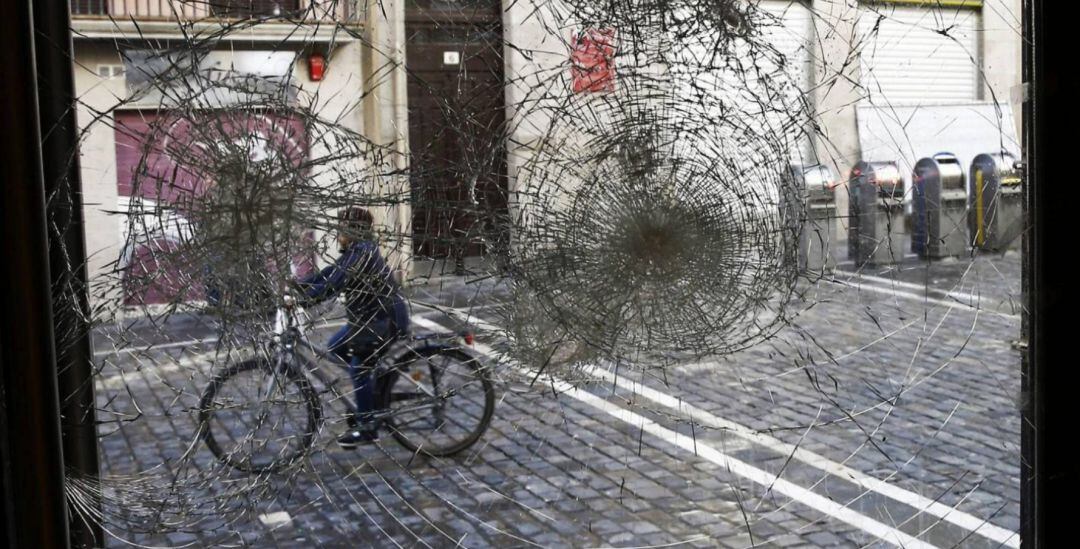 Cristales destrozados en el centro de Pamplona tras los altercados