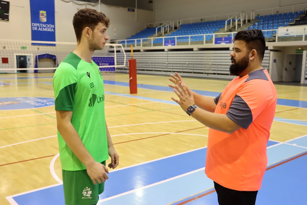 Charla técnica con Jaime Motos antes del choque del sábado.