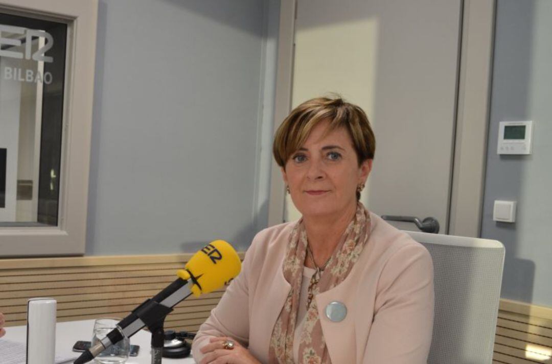 La consejera de Desarrollo Económico, Sostenibilidad y Medio Ambiente, Arantxa Tapia, en los estudios de La Cadena SER en Bilbao
