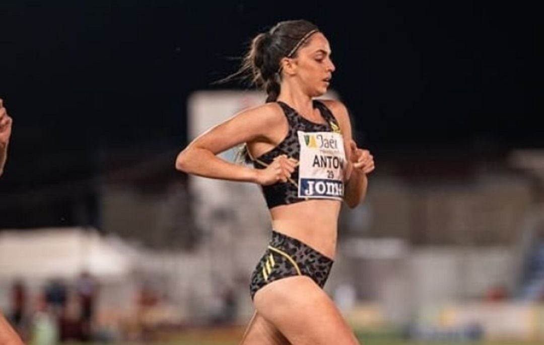 La atleta arandina del ADIDAS, Celia Antón, durante la disputa del 5.000 del Meeting Jaén Paraíso Interior, en Andújar.