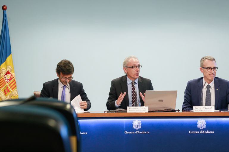 Jordi Cinca, Francesc Camp i Sergi Nadal presenten els reglaments dels habitatges d'ús turístic