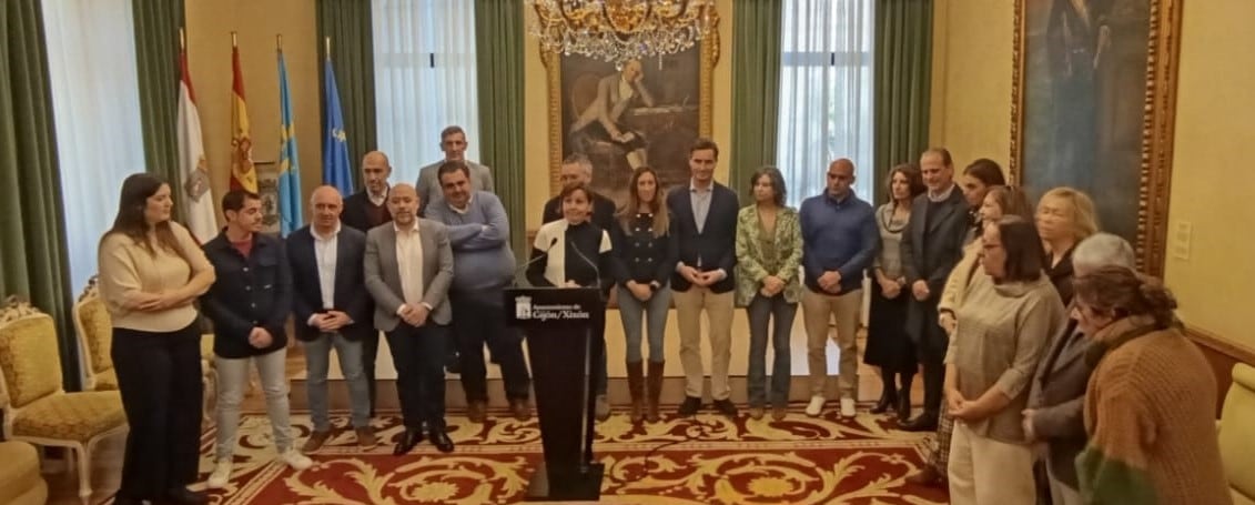 Alcaldesa y concejales brindan junto a los medios de comunicación en la víspera de Nochevieja.