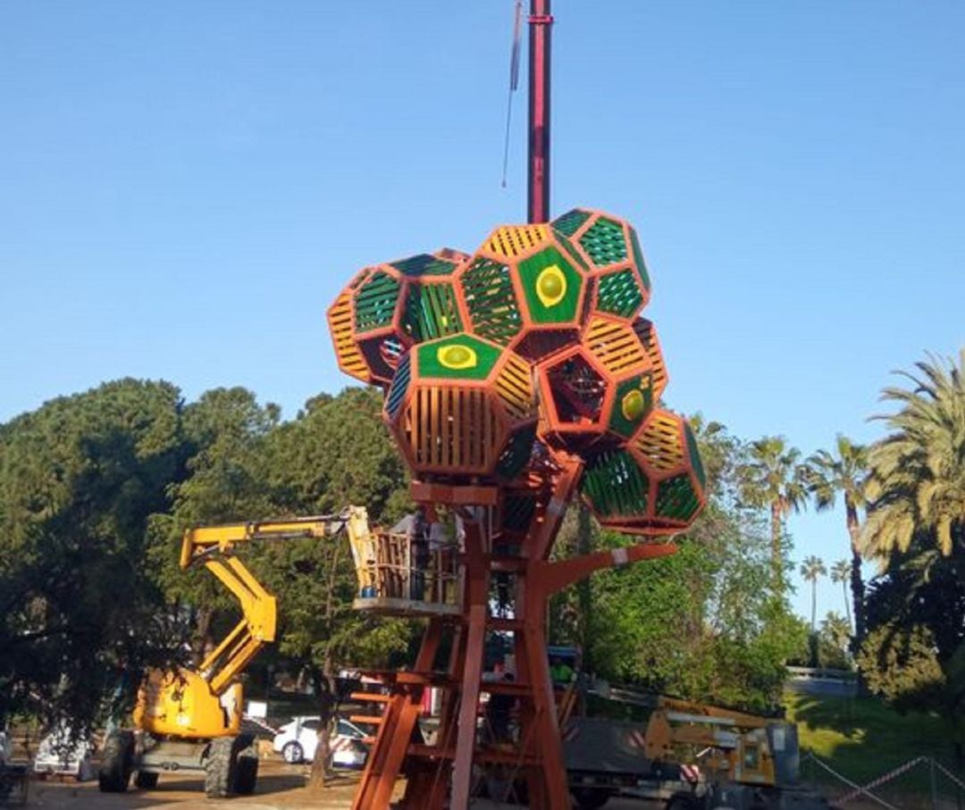 Imagen del &#039;limonero metálico&#039; que estos días se instala en el Jardín Botánico del Malecón como área de juegos infantiles  