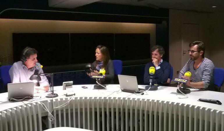 Eva, Perico Delgado y Santi Millán, en su visita a El Larguero de la Cadena SER