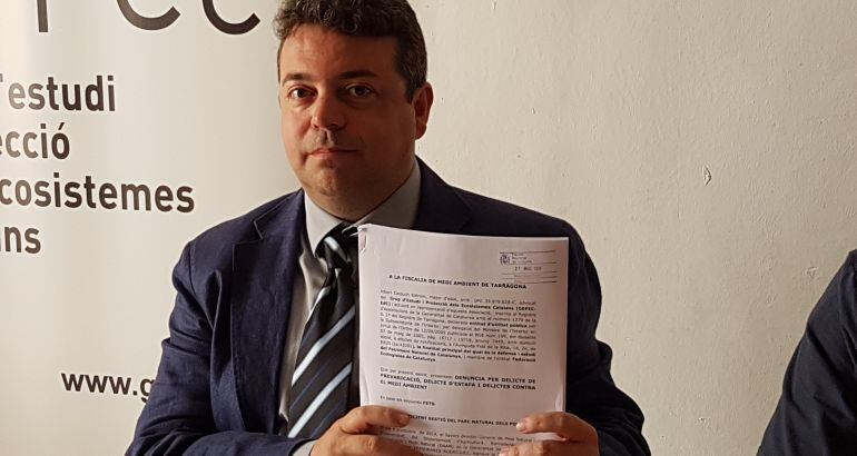 Albert Calduch, l'advocat del GEPEC, amb la denúncia que han presentat a Fiscalia.