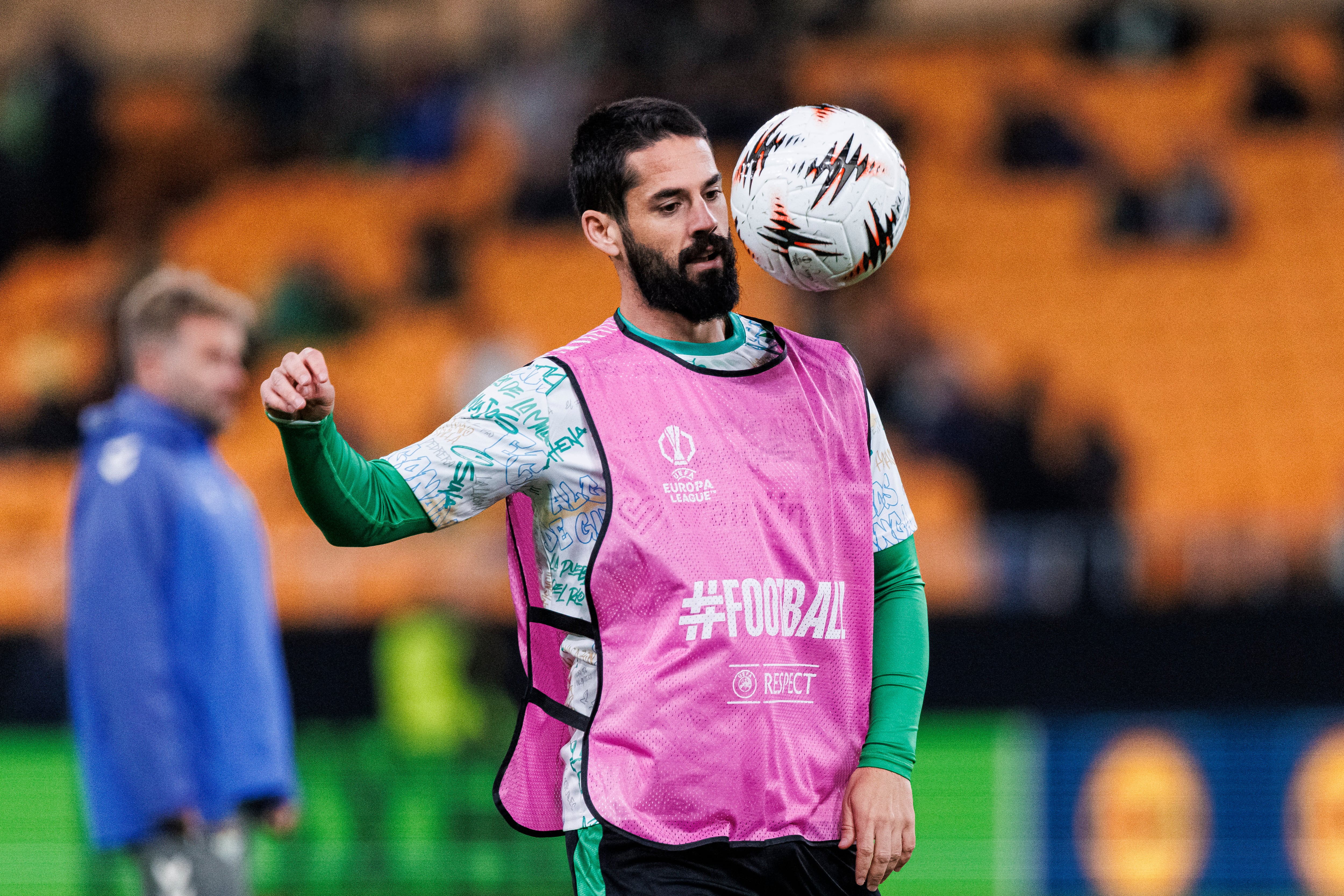 Isco Alarcón entrena con el Real Betis antes de jugar un partido contra el FC Utrecht