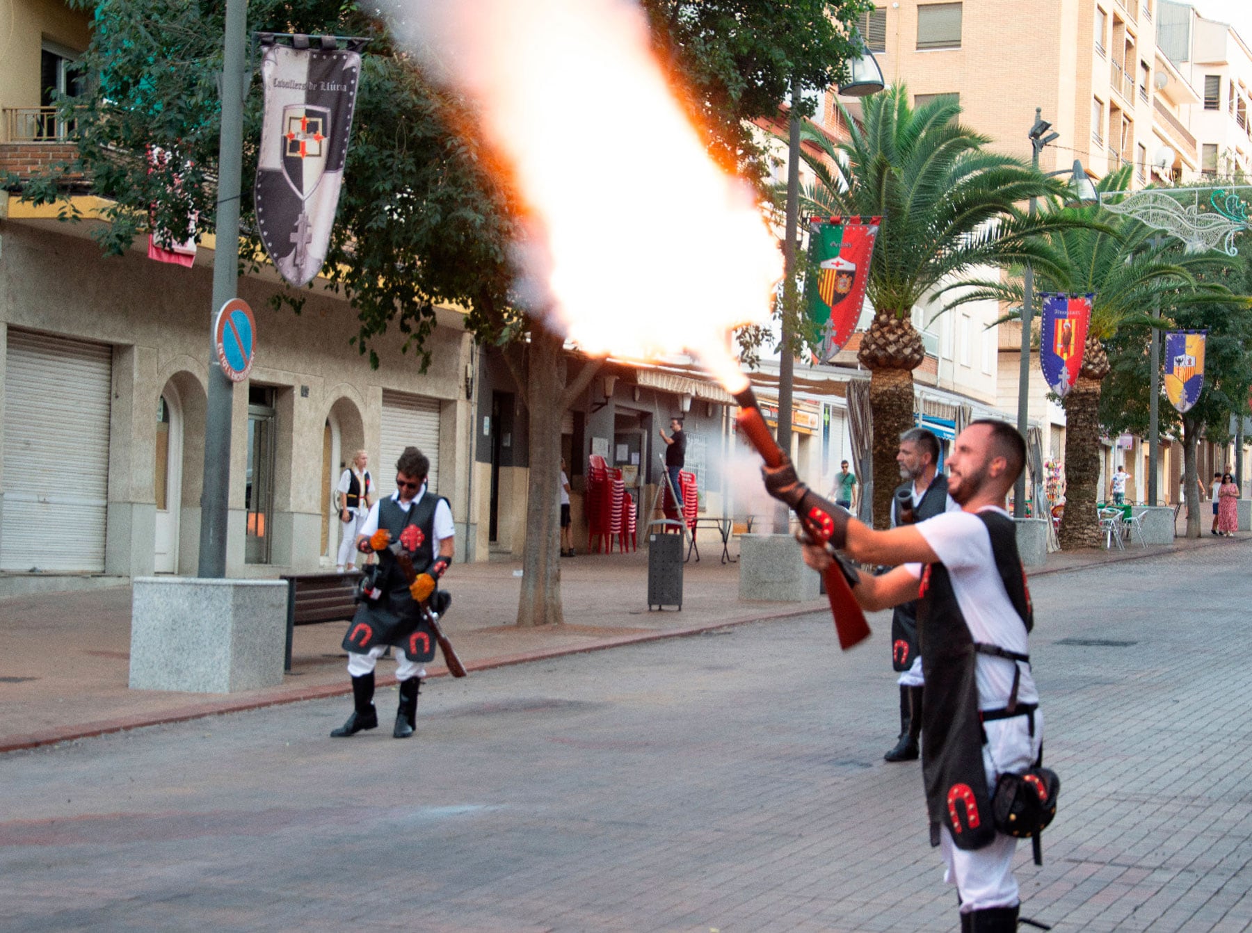 Javi Sansalvador, regidor de Festes de Cocentaina, durant el disparo en l&#039;Alardo