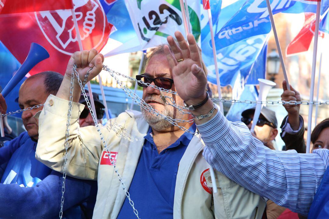 Representantes sindicales de prisiones encadenados frente al Ministerio del Interior 
 Representantes de la Central Sindical Independiente y de Funcionarios (CSIF) y del resto de organizaciones de Prisiones se encadenan ante la sede del Ministerio de Int