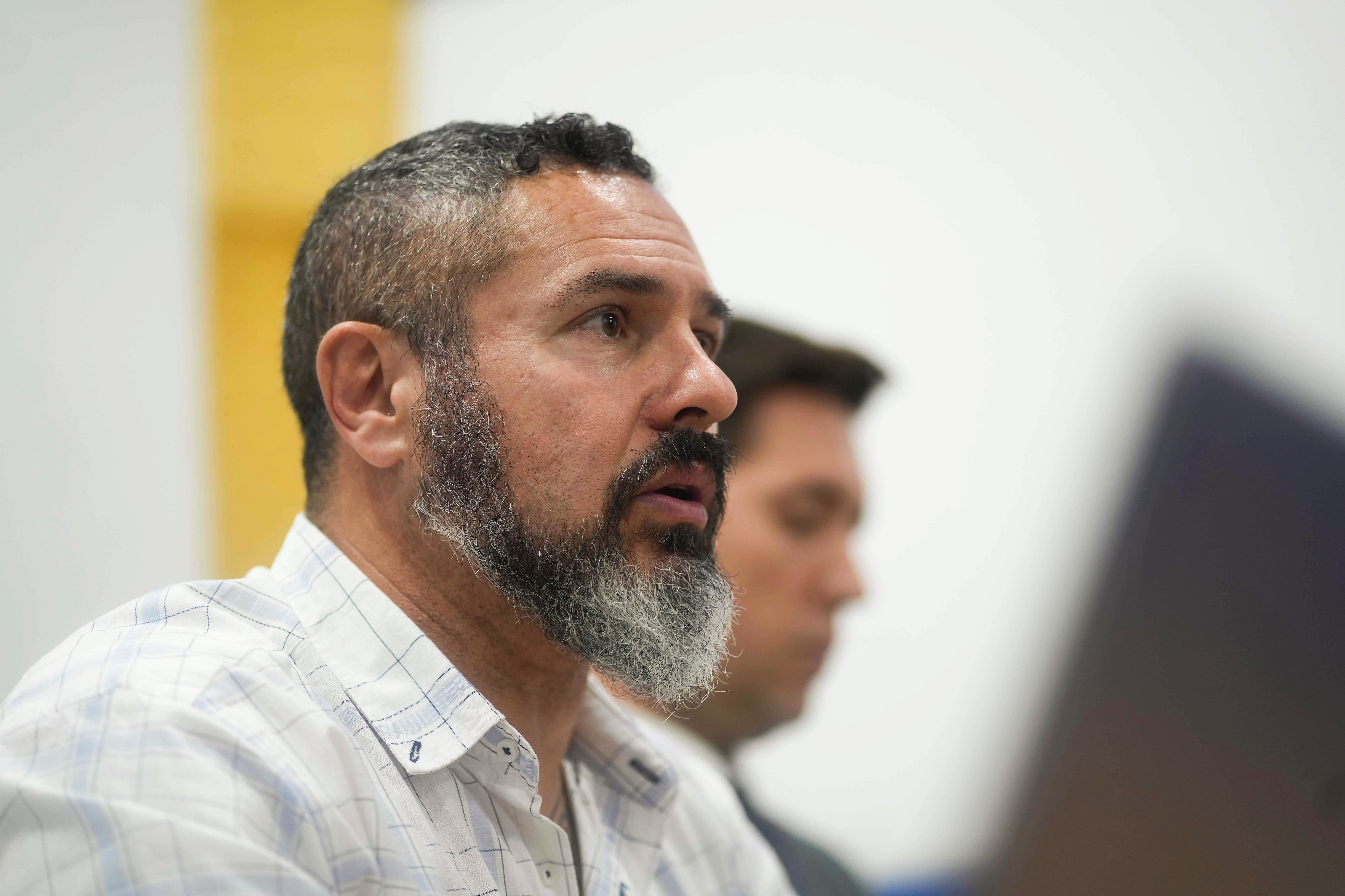 El presidente de la Asociación de Tropa y Marinería Española (ATME), Marco Antonio Gómez, durante su intervención en una charla-coloquio en Córdoba. EFE/ Rafa Alcaide