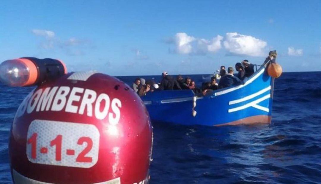 Una de las pateras rescatadas en las últimas 24 horas cerca de Lanzarote.