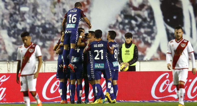 Los jugadores del Eibar celebran el primer gol del equipo, conseguido por Mikel Arruabarrena, durante el partido de la décima jornada de Liga en Primera División que Rayo Vallecano y Eibar disputan esta noche en el estadio de Vallecas, en Madrid