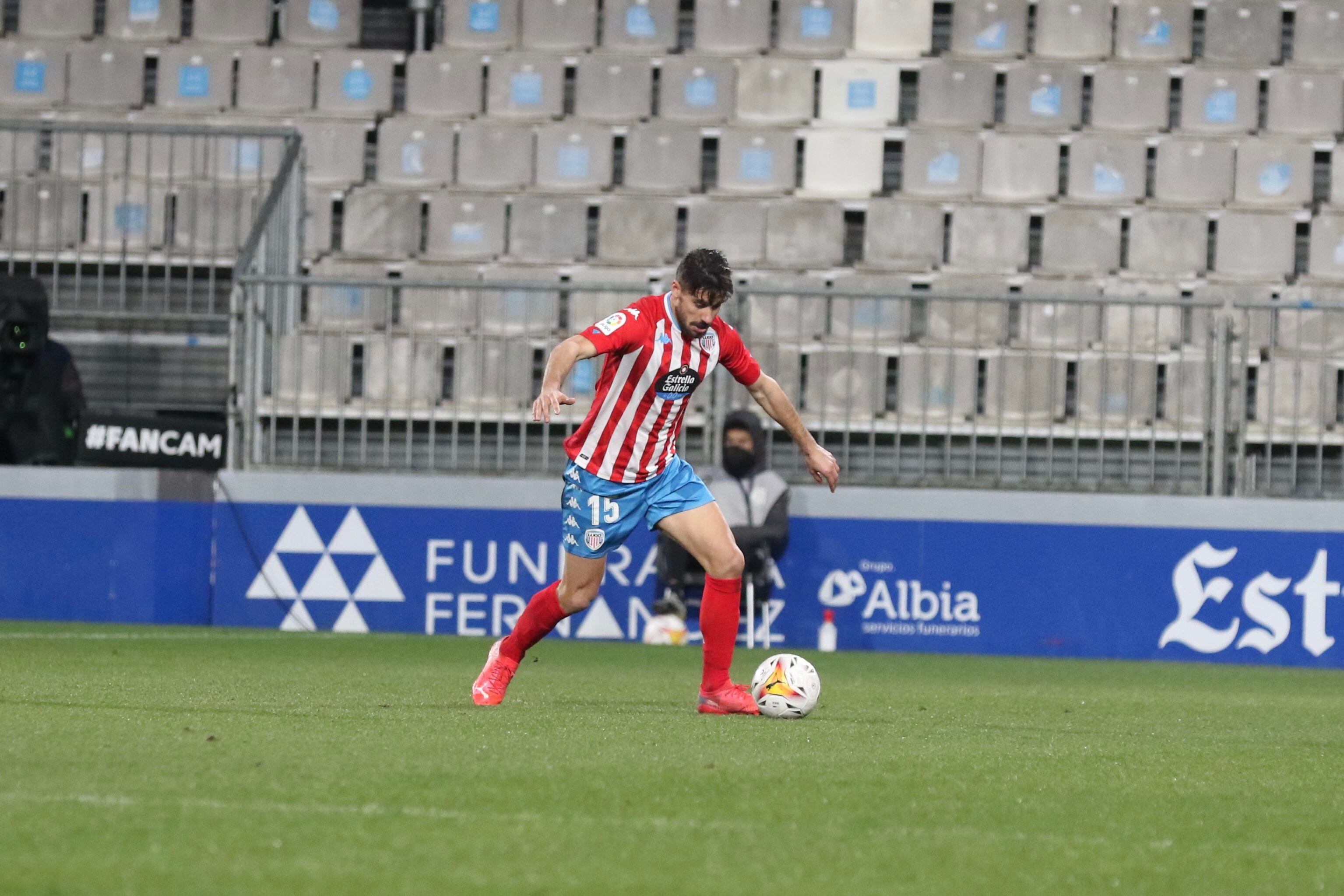 Canella conduce el balón durante un partido a puerta cerrada del CD Lugo