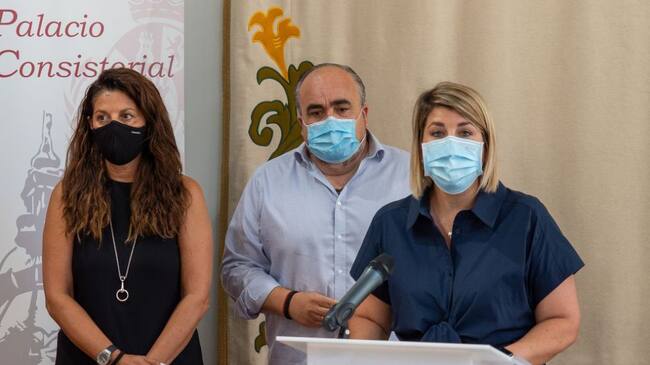 La alcaldesa, Noelia Arroyo, acompañada de los concejales Juan Pedro Torralba y Esperanza Nieto