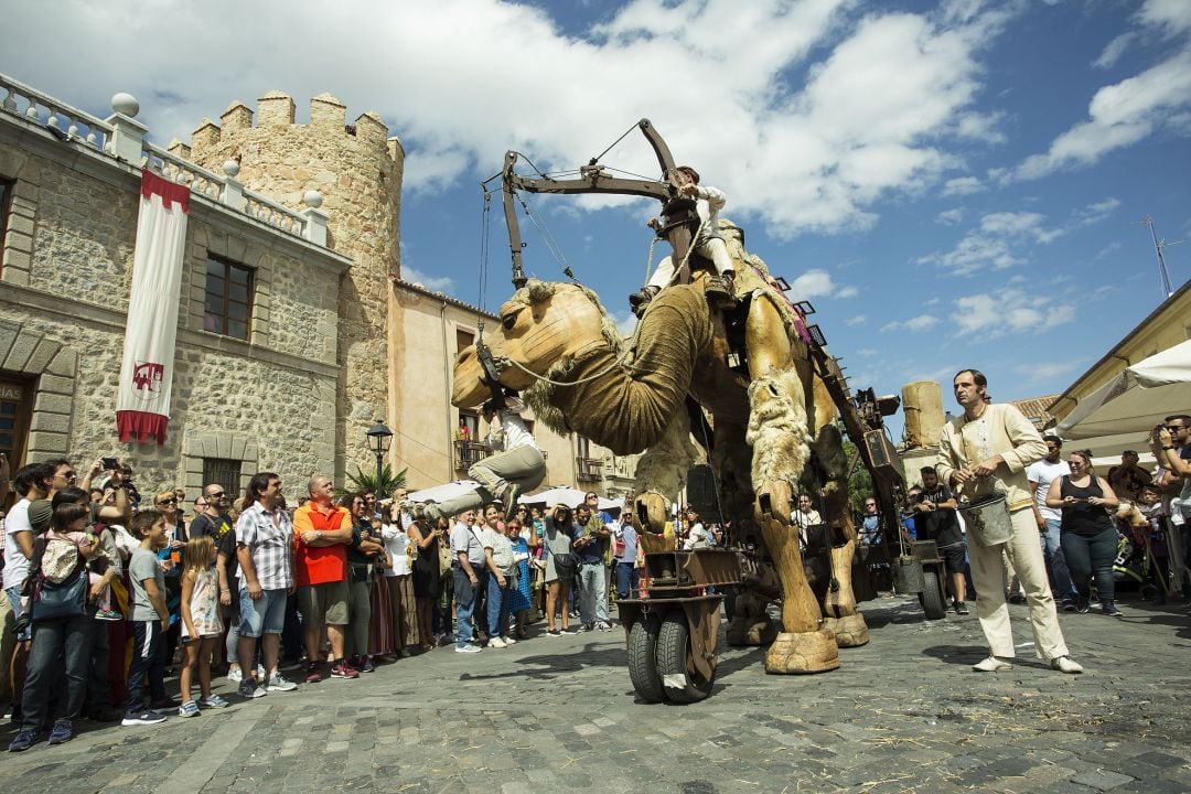 El camello gigante ha sido uno de los principales atractivos, estos últimos años, de las Jornadas Medievales de Ávila