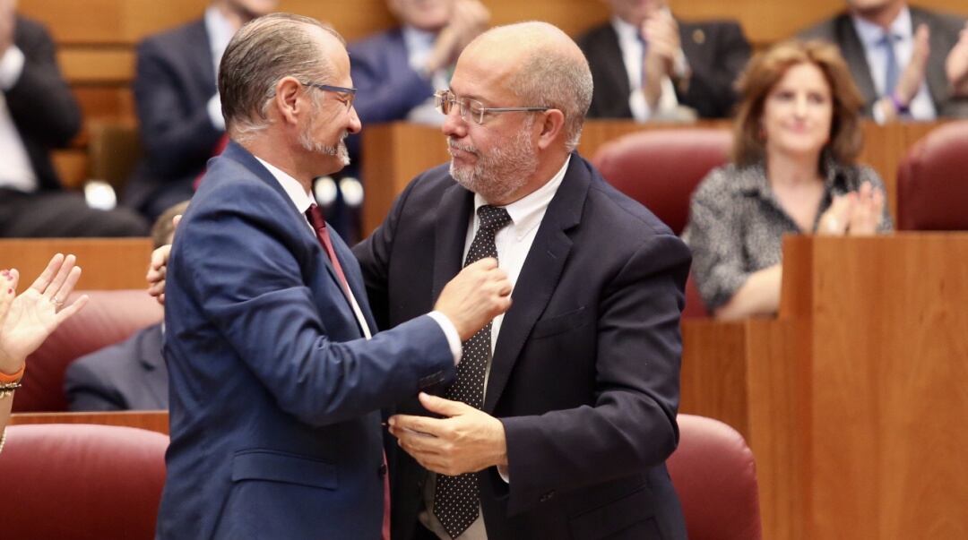 Luis Fuentes y Francisco Igea durante la sesión de inicio de la legislatura 2019-2023