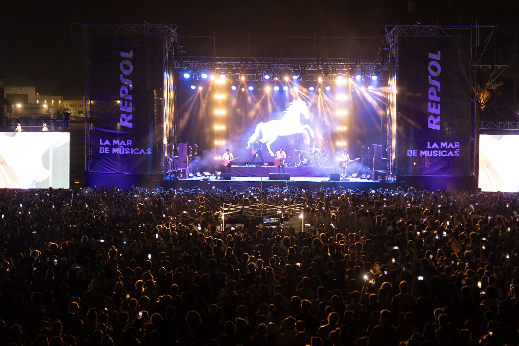 Casi diez mil personas disfrutaron en el recinto habilitado en el Puerto de Cartagena de una de las actuaciones más esperadas del festival La Mar de Músicas, la del grupo cartagenero Arde Bogotá.