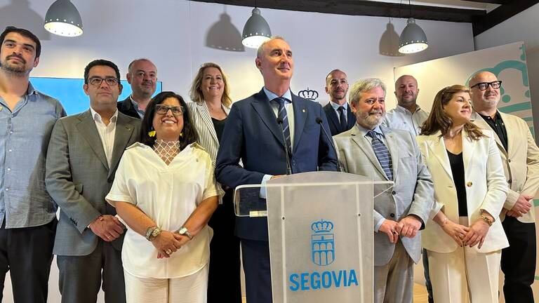 José Mazarías, alcalde de Segovia, junto a su equipo de gobierno