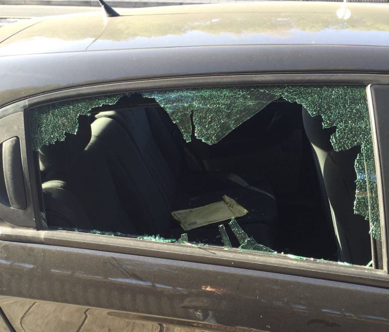 Así quedó el coche tras recibir la pedrada