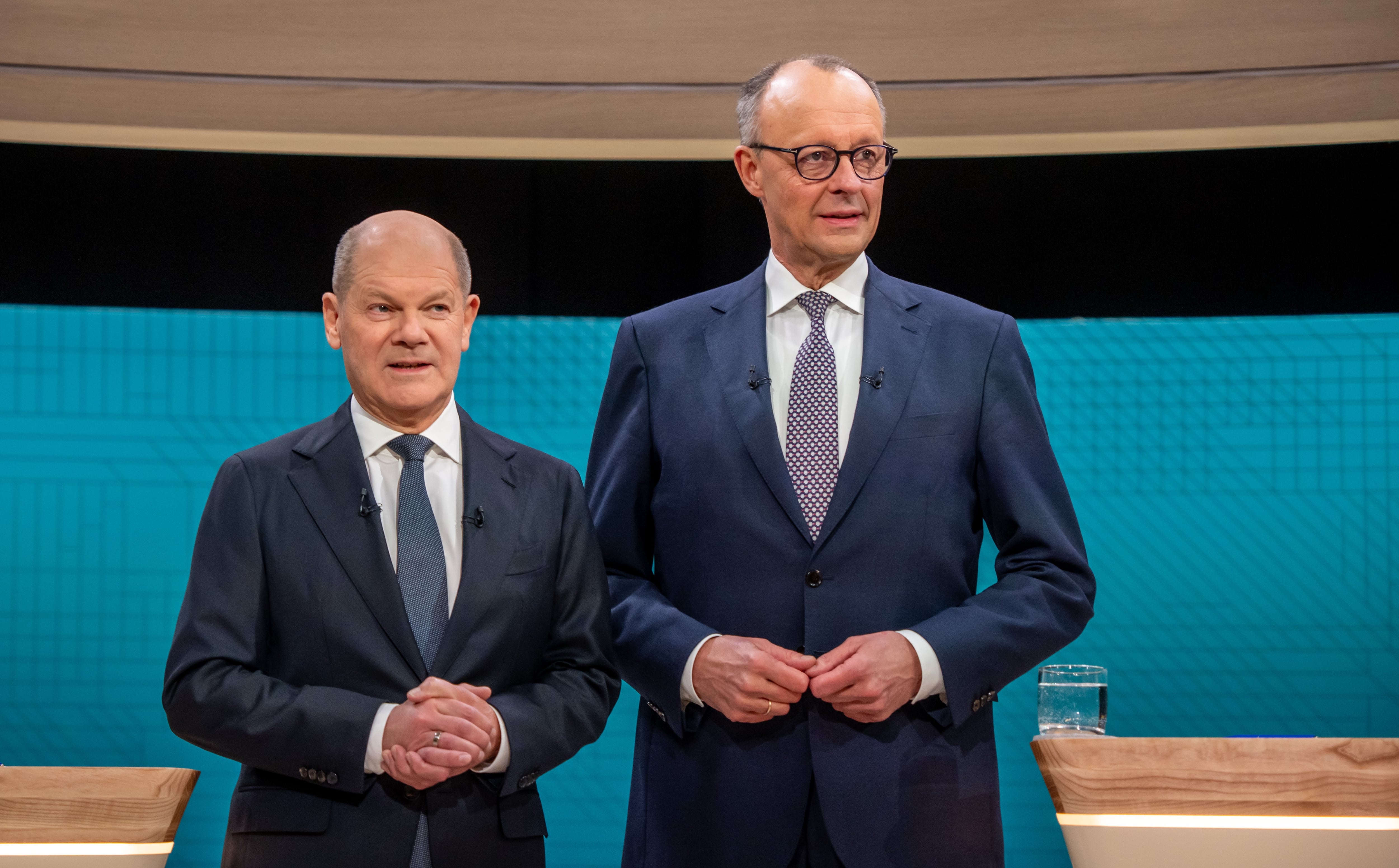 El actual canciller de Alemania, Olaf Scholz, y el favorito a ganar las próximas elecciones del 23 de febrero, el conservador Friedrich Merz, durante el primer debate electoral emitido este domingo. EFE/EPA/MICHAEL KAPPELER / POOL