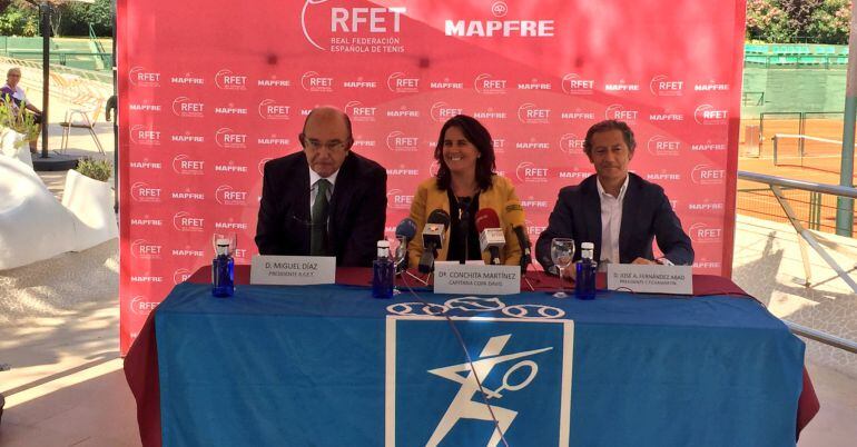 Conchita Martínez dando la convocatoria del equipo de Copa Davis para India