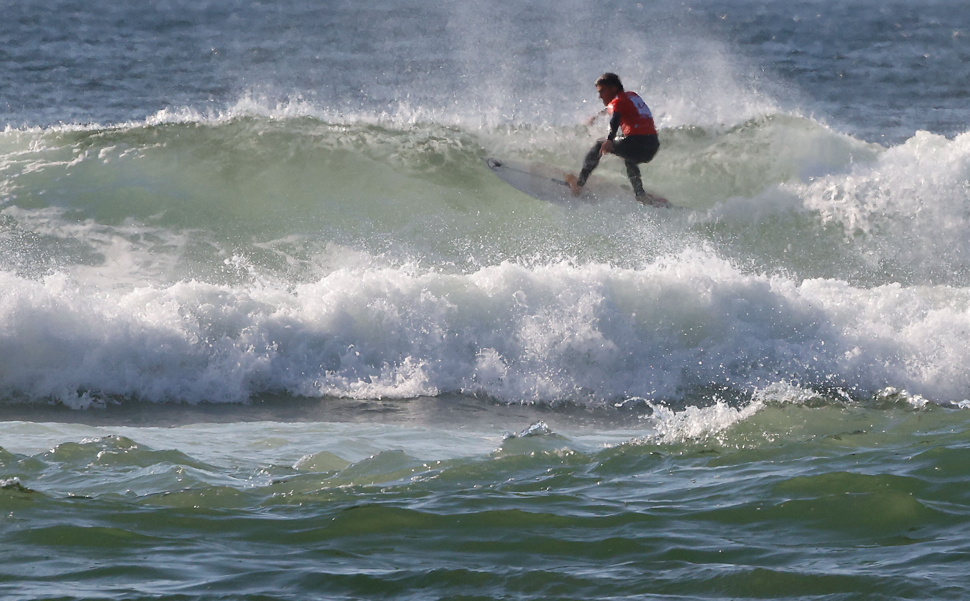 VALDOVIÑO, 12/07/2022.- El surfista israelí Asaf Blisko Harif, durante el Abanca Pantín Classic Galicia Pro, este martes en Valdoviño. La cita es la primera parada en Europa del circuito internacional de la World Surf League por este curso. EFE/ Kiko Delgado