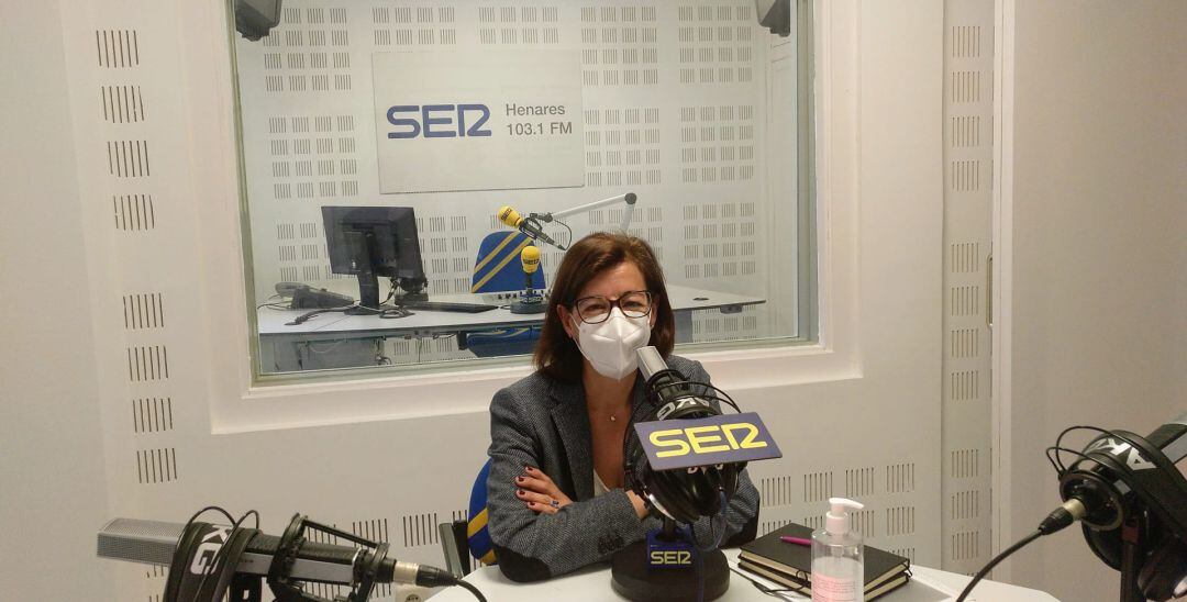 María Aranguren en los estudios de SER Henares. 