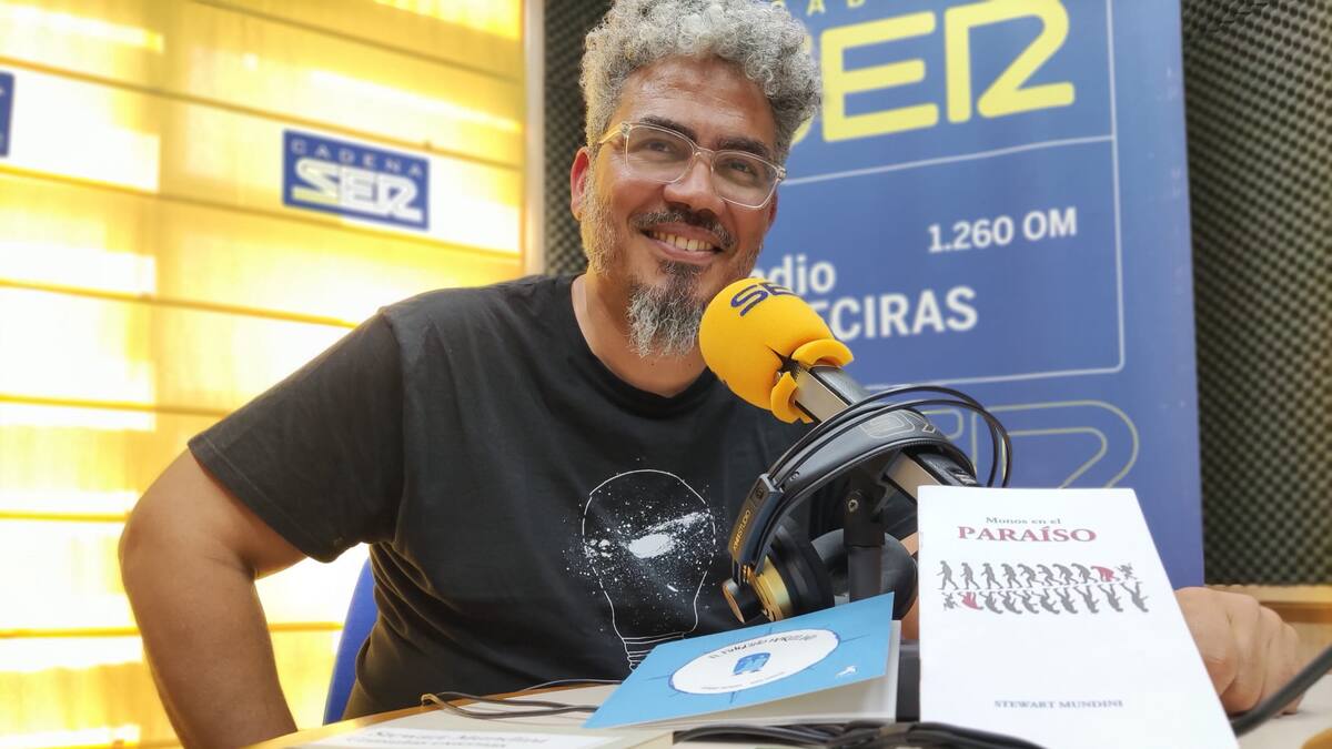 El poeta Stewart Mundini participa esta tarde en la Feria del Libro de la mano de La Caléndula
