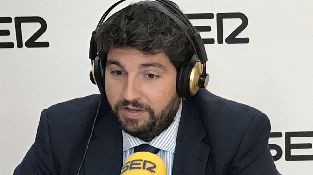 Fernando López MIras en una imagen de archivo en los estudios de Radio Murcia-Cadena SER