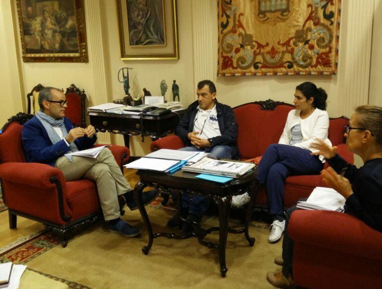 Reunión entre el alcalde y miembros de UHO