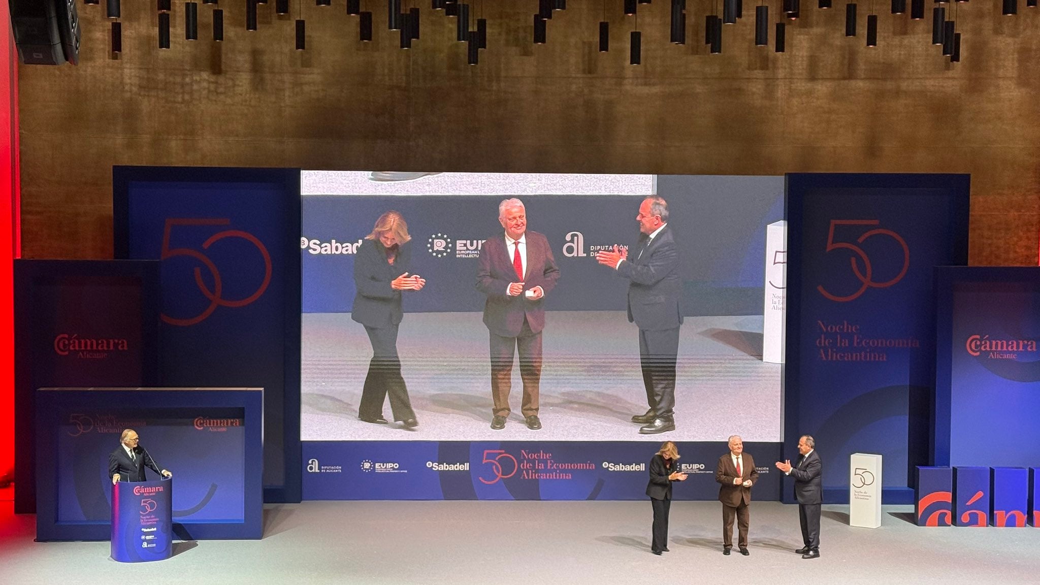 Enrique Ballester recibe la medalla de Oro y Brillantes de la Cámara de Comercio de Alicante
