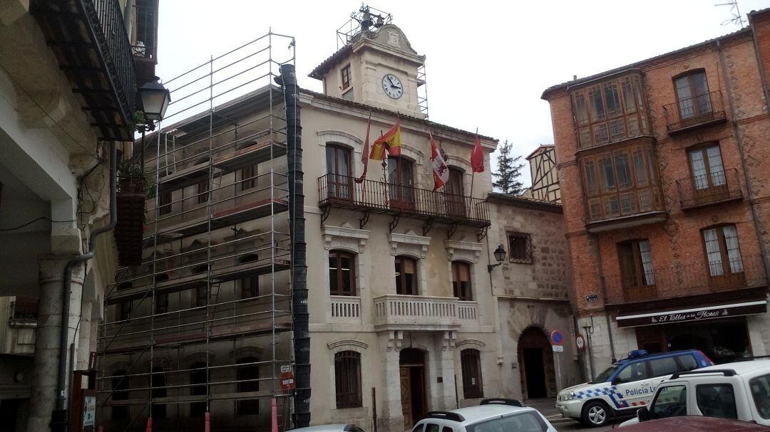 Intalación de andamios en la fachada del Ayuntamiento de Cuéllar