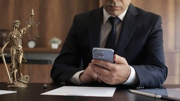 Una especialista en IA lanza una advertencia sobre la sanción a un abogado por citar sentencias falsas: "Es como multarnos por caer en un socavón"