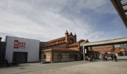 Vista del acceso a una de las naves de Matadero