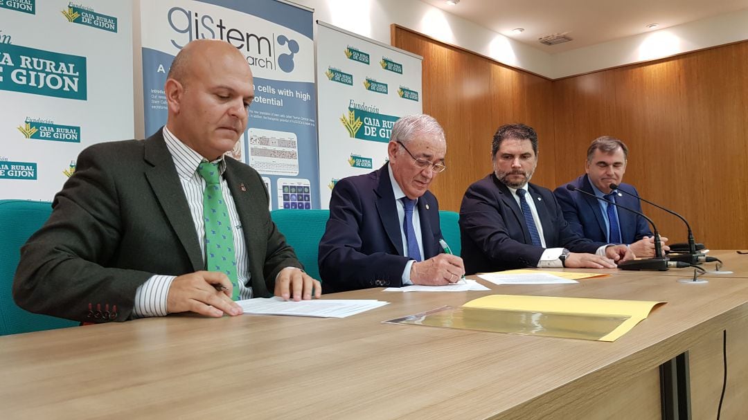 El presidente de Gistem Reseach y Ficemu, Pedro Barbillo, y Jesús Fuentes (Caja Rural de Gijón) firman el acuerdo de inversión.  