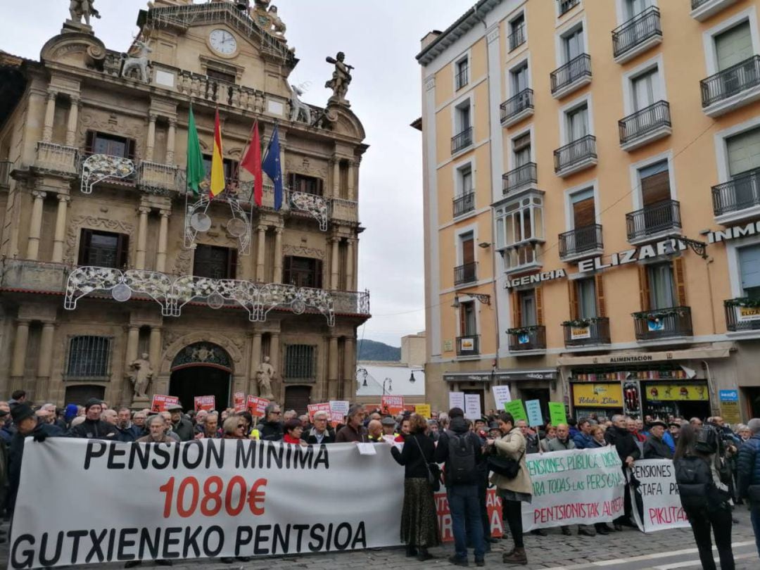 En Pamplona, organizaciones de pensionistas en Navarra se concentran en la plaza del Ayuntamiento de Pamplona, el pasado mes de diciembre