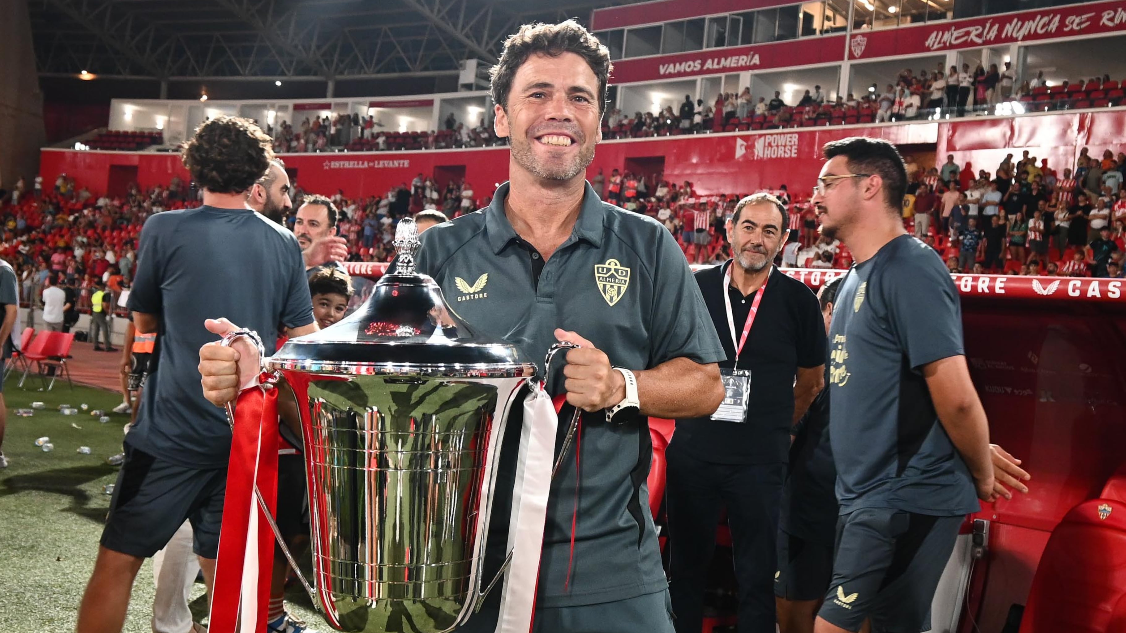 Rubi con el trofeo Juan Rojas después del gran partido de su equipo frente al Al-Nassr.