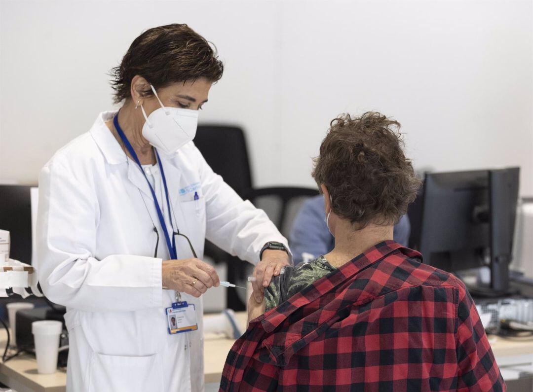 Una sanitaria administra la tercera dosis de la vacuna contra el Covid